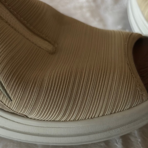 Gently Loved Vinny Peep-Toe Wedge Sandals by BZEES - Picture 3 of 11